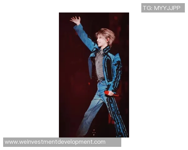 华晨宇在足球场上的激情表现与音乐才华的完美结合引发热议